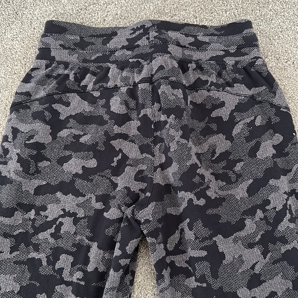 Like new Lululemon Scuba High-Rise Jogger Camo - Picture 7 of 8